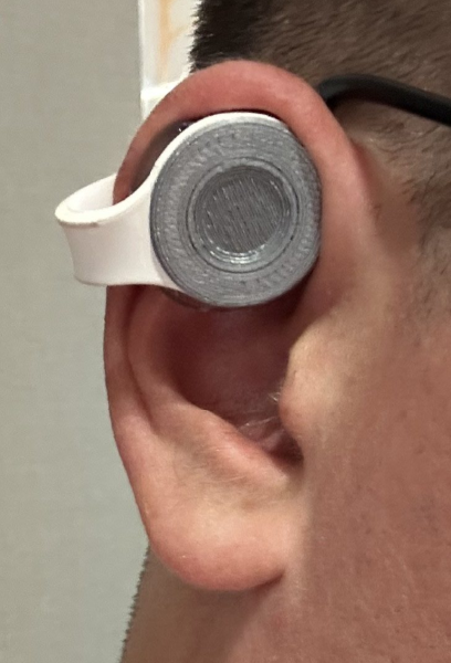 Device worn with magnetic compression